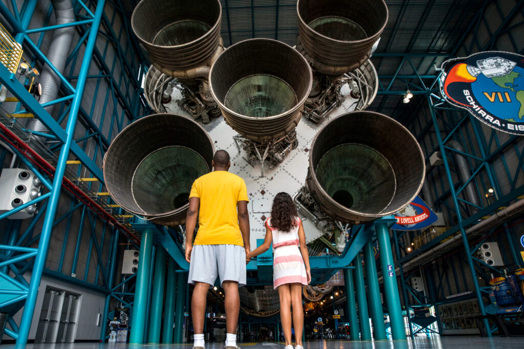 Motores do foguete Saturn V no Apollo Saturn V Center do Kennedy Space Center