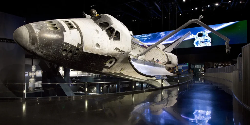 Space Shuttle Atlantis em exposição no Kennedy Space Center Visitor Complex na Flórida