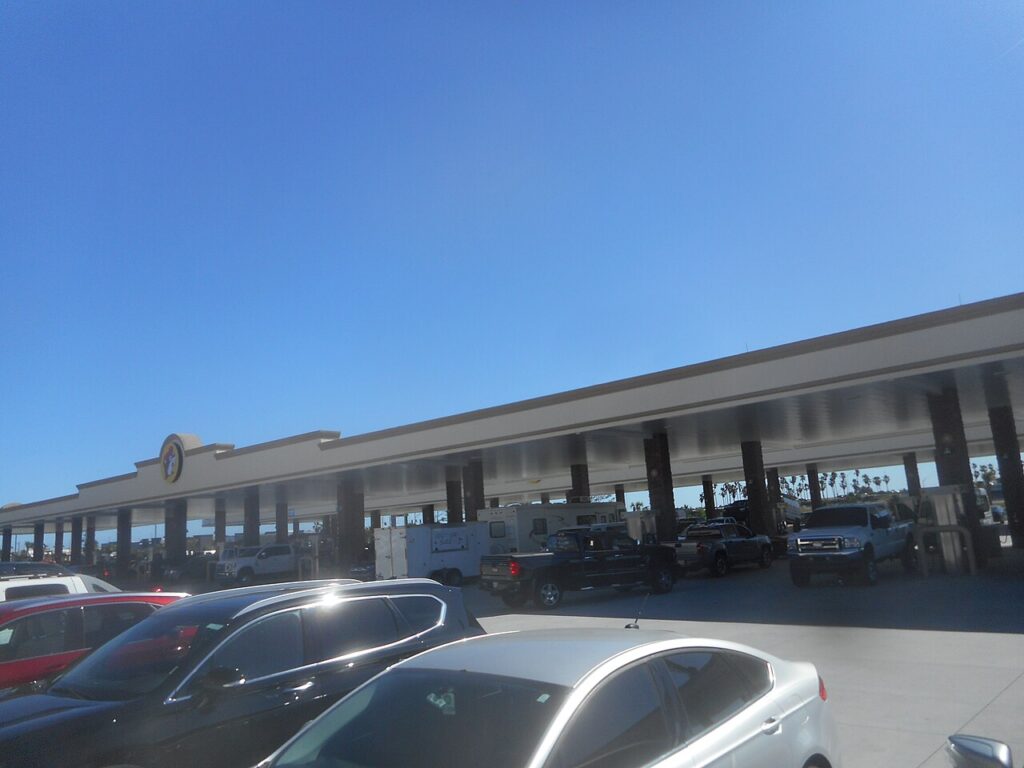 Buc-ee's em Daytona Beach com grande área de bombas de combustível