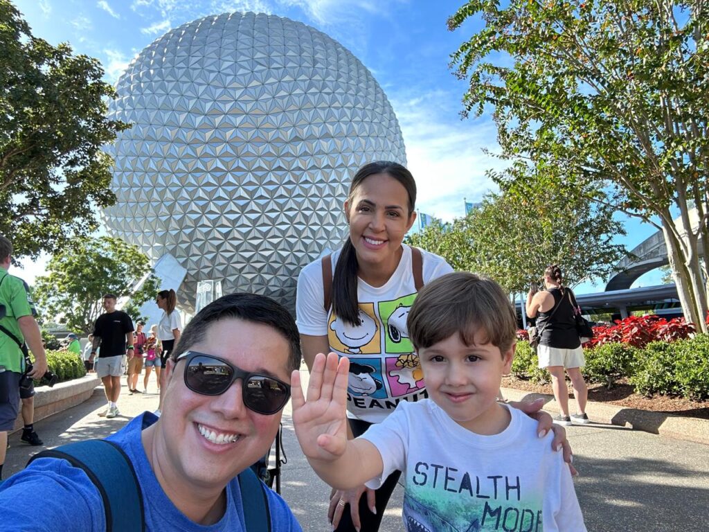 Spaceship Earth no EPCOT durante viagem em família a Orlando em outubro de 2023