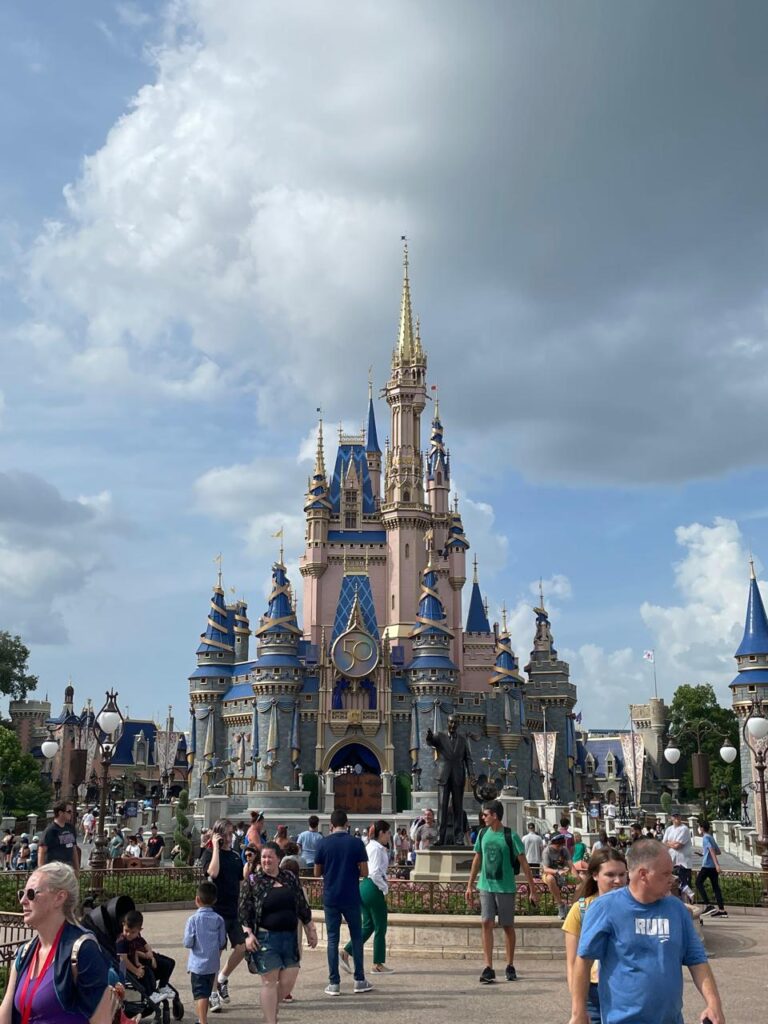 Cinderella Castle no Magic Kingdom em Orlando durante viagem em 2022