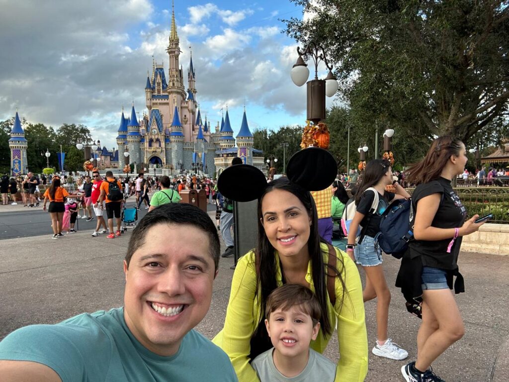 Cinderella Castle no Magic Kingdom durante o Halloween em outubro de 2023