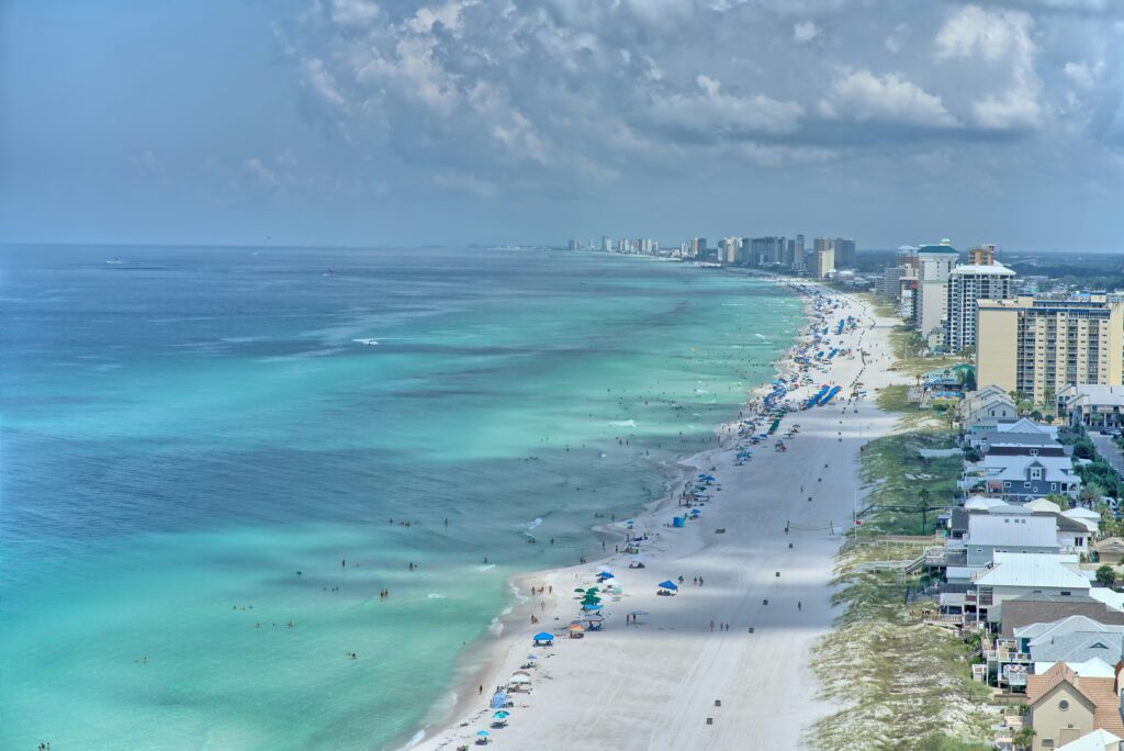 Vista de Panama City Beach com águas azul-turquesa e faixa de areia branca