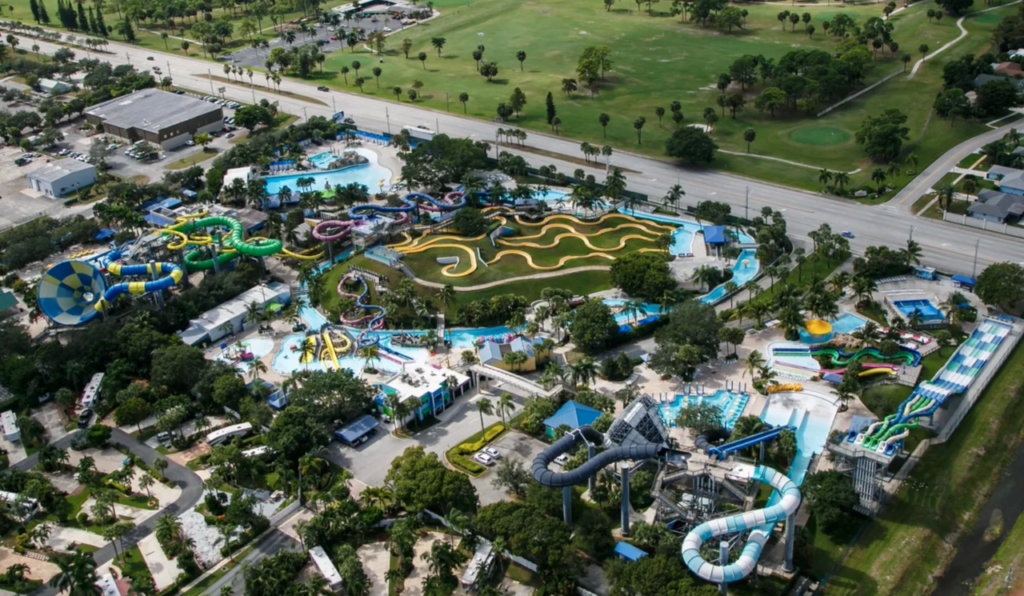 Vista aérea do Rapids Water Park em Riviera Beach na Flórida