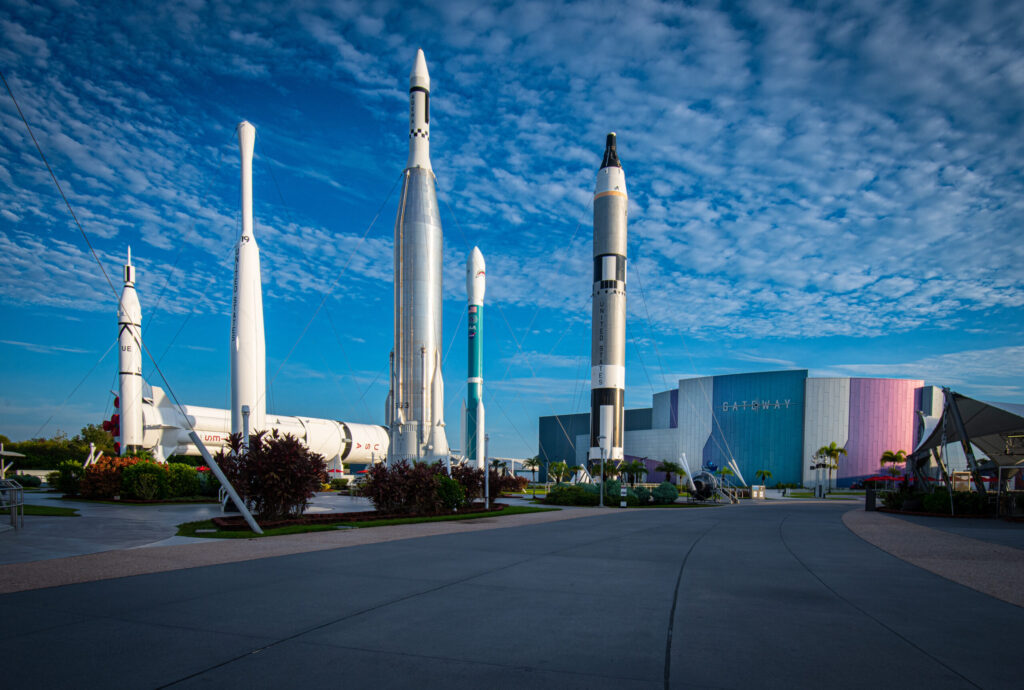 Rocket Garden e Gateway no Kennedy Space Center Visitor Complex na Flórida