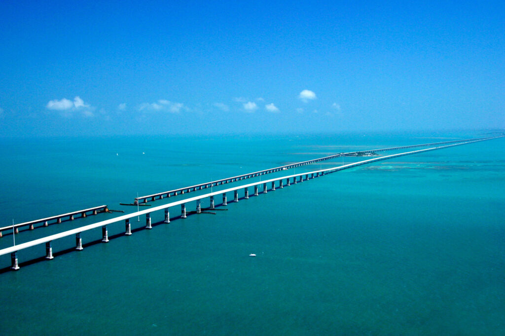 Vista aérea da Seven Mile Bridge nas Florida Keys