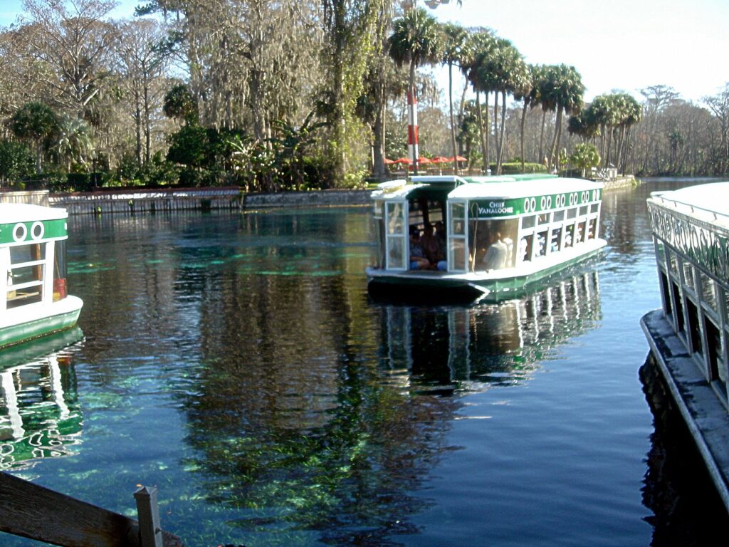 Barco de fundo de vidro nas águas de Silver Springs na Flórida