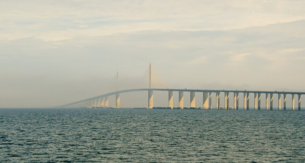 Sunshine Skyway Bridge na Costa Oeste da Flórida