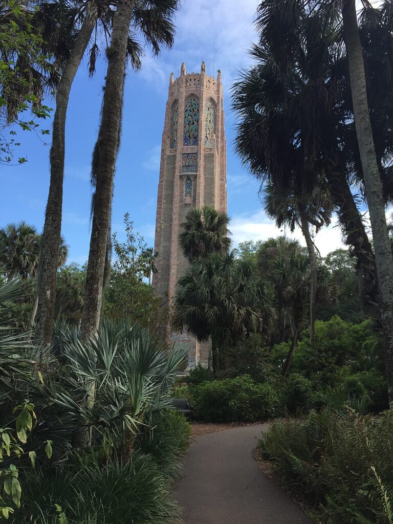 Singing Tower entre os jardins do Bok Tower Gardens em Lake Wales na Flórida