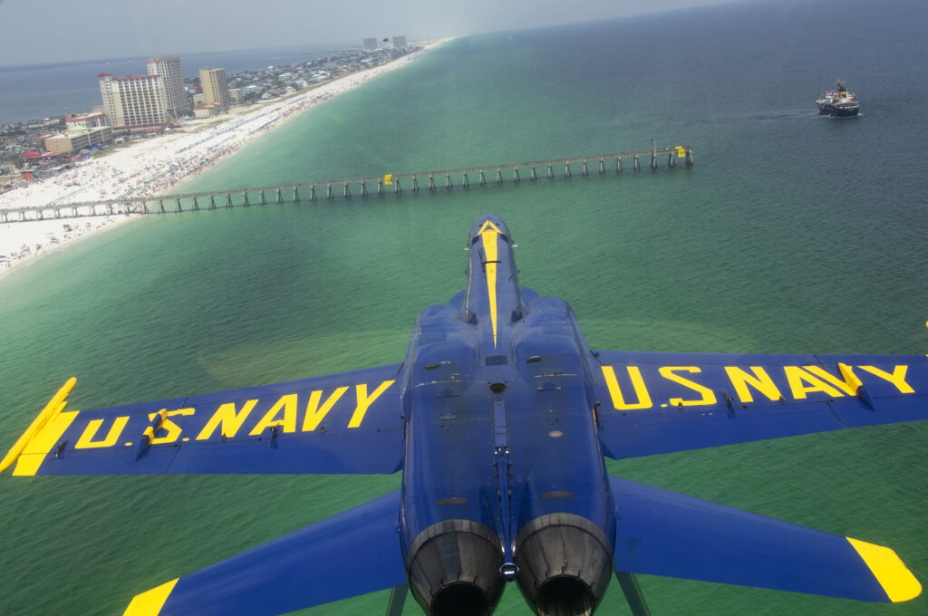 Blue Angels sobrevoando Pensacola Beach na Flórida