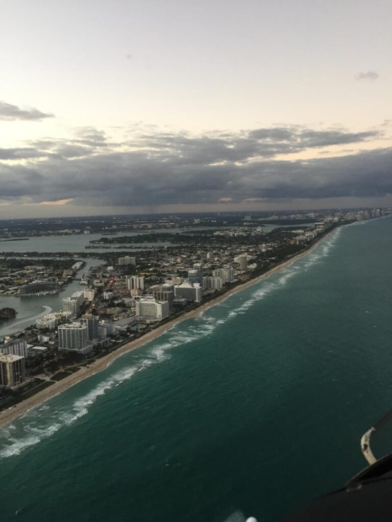 Vista aérea da costa de Miami e das praias do sul da Flórida
