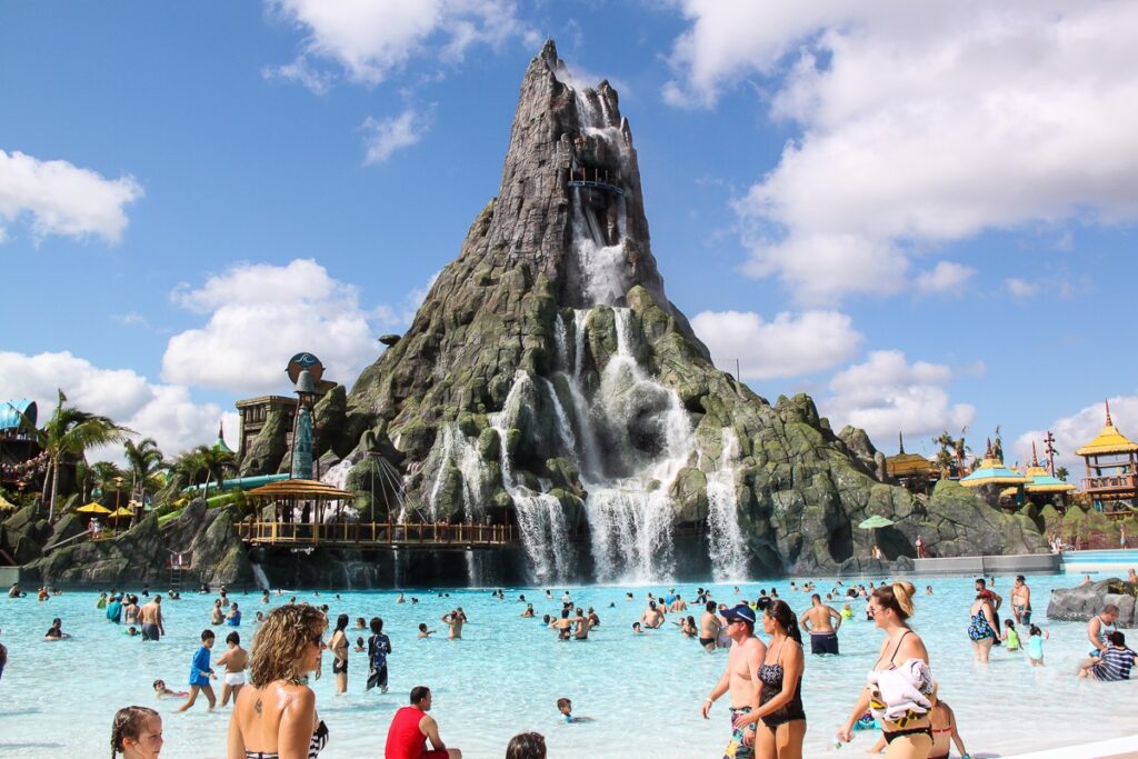 Krakatau e piscina do Universal Volcano Bay em Orlando na Flórida