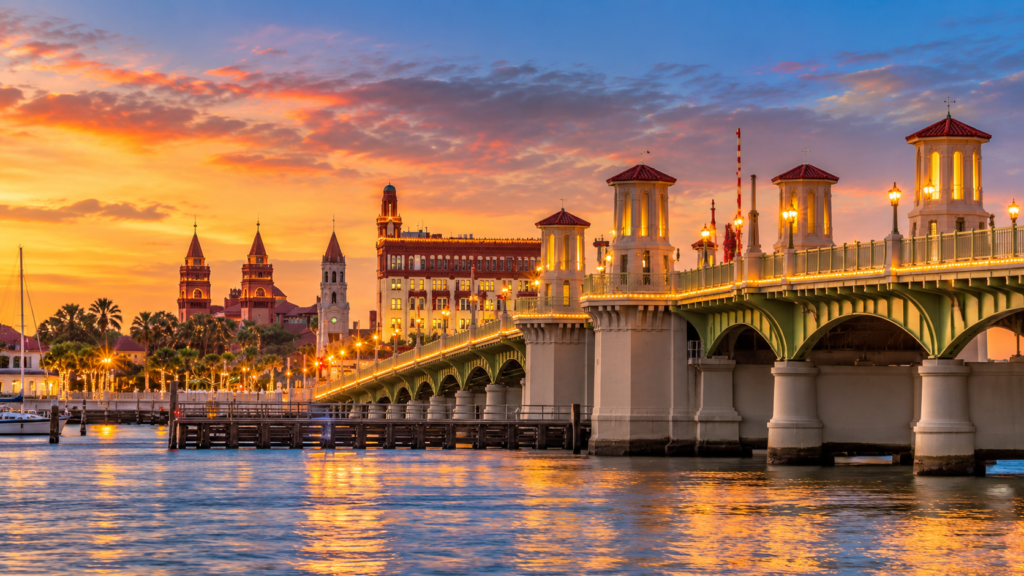 Vista de St. Augustine na Flórida ao entardecer com a Bridge of Lions