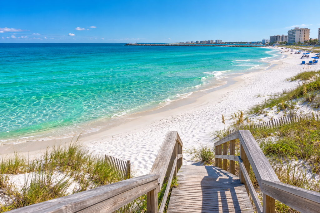 Praia de areia branca e águas esmeralda na região de Destin na Flórida