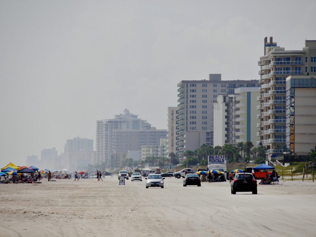 Carros circulando pela areia em Daytona Beach na Flórida