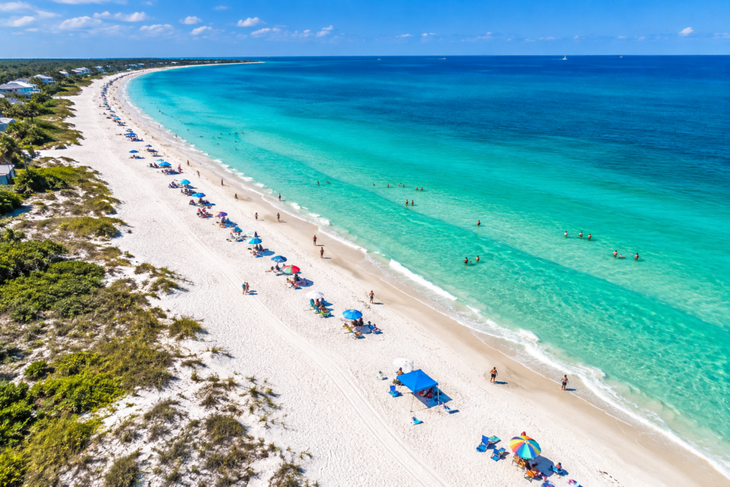 Praia de águas claras e areia branca representando Anna Maria Island na Flórida