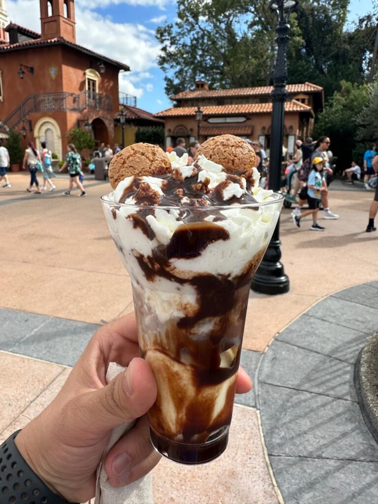 Sorvete durante visita a parque EPCOT em Orlando em 2023