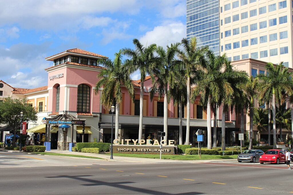 CityPlace em West Palm Beach com lojas, restaurantes e palmeiras