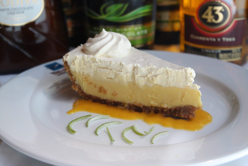 Fatia de key lime pie tradicional da Flórida