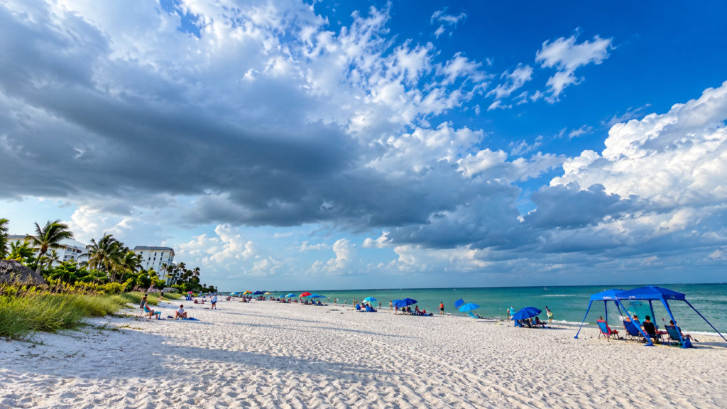 Lowdermilk Park em Naples na Flórida com areia clara e águas do Golfo do México