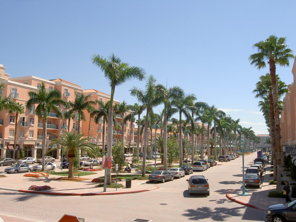 Mizner Park em Boca Raton com palmeiras e arquitetura mediterrânea