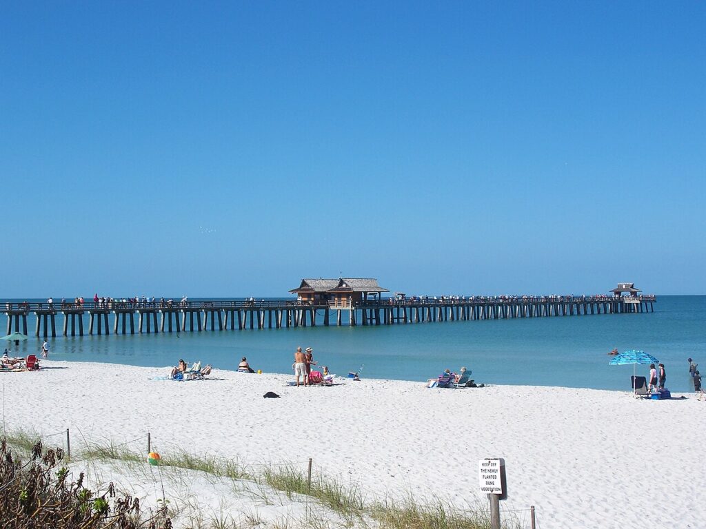 Naples Pier na Flórida antes dos danos causados pelo furacão Ian