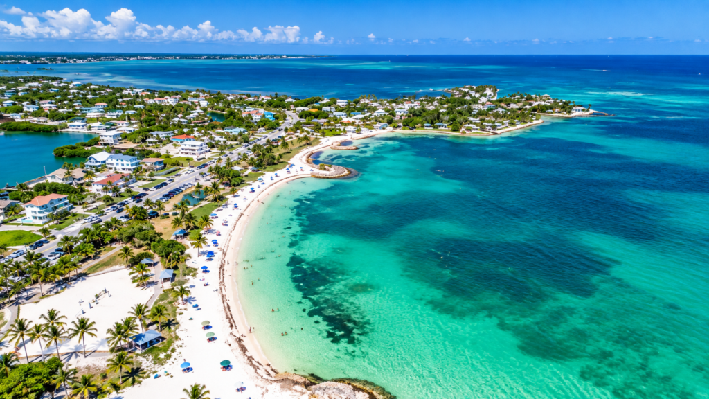 Sombrero Beach em Marathon nas Florida Keys com águas azul-turquesa