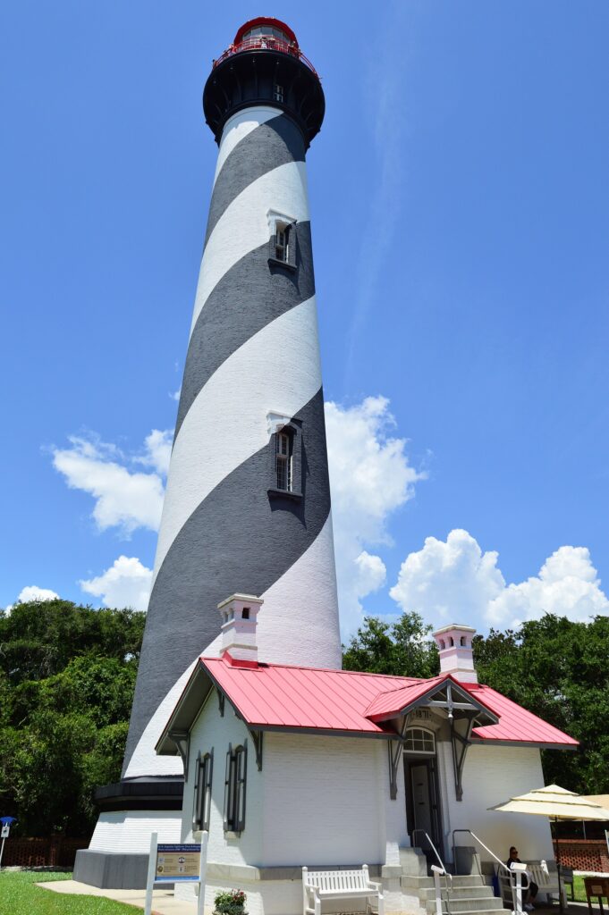St. Augustine Lighthouse na Flórida com torre listrada em preto e branco