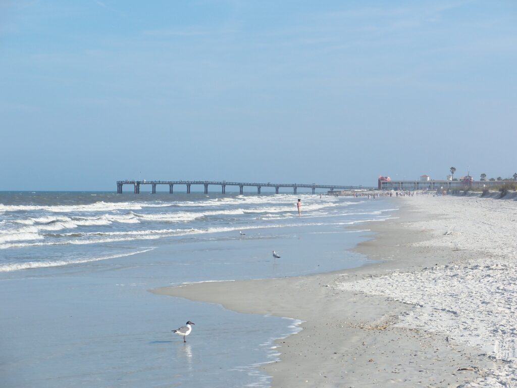 Praia de St. Augustine na Flórida com o píer ao fundo