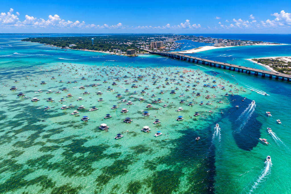 Vista aérea de Crab Island em Destin com barcos em águas rasas e azul-turquesa
