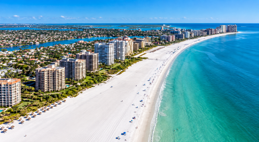 Vista aérea de Marco Island na Flórida com praia e águas do Golfo do México