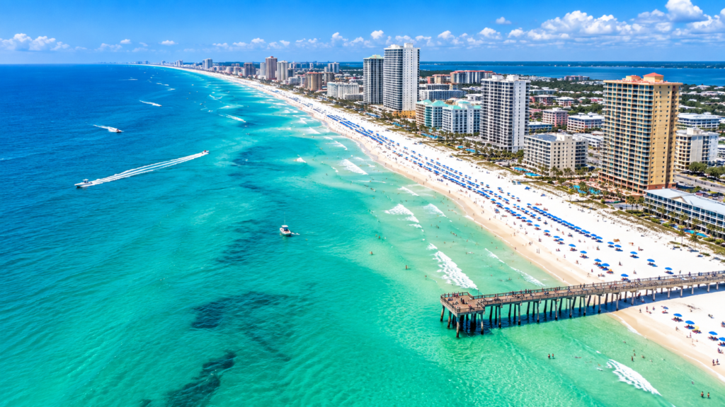Vista aérea de Panama City Beach com areia branca, águas azul-turquesa e píer