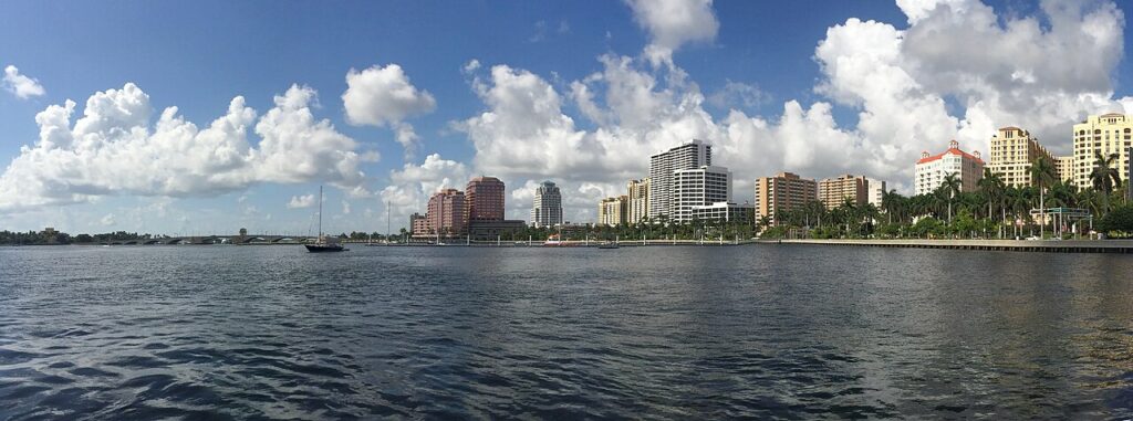 Waterfront de West Palm Beach com Intracoastal Waterway e skyline da cidade