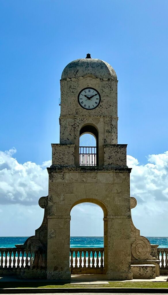 Worth Avenue Clock Tower em Palm Beach com o Oceano Atlântico ao fundo
